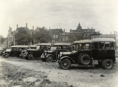807355 Afbeelding van enkele geparkeerde autobussen op het Leidseveer te Utrecht, in verband met de 27e Jaarbeurs, met ...